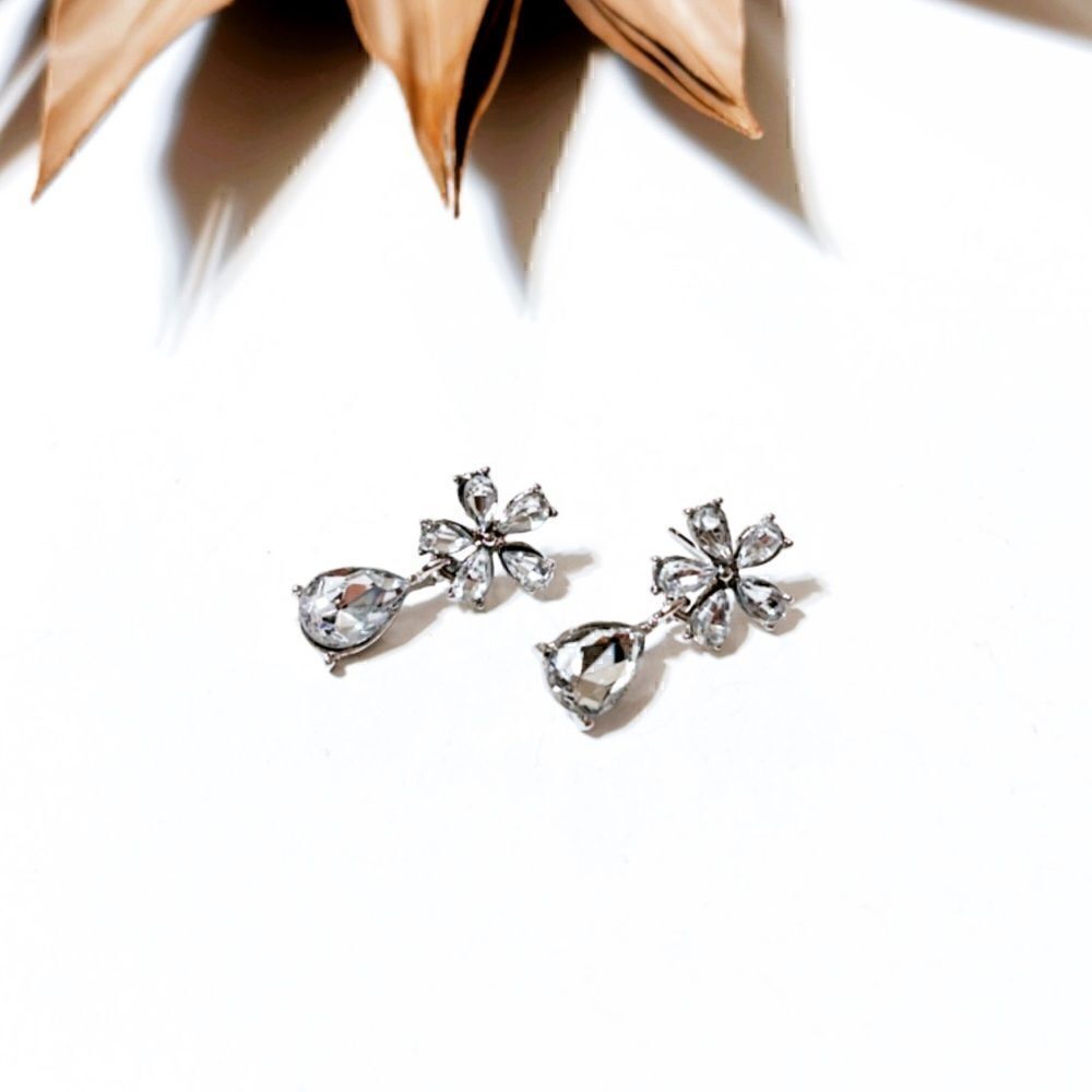 Silver flower stud earrings S502
